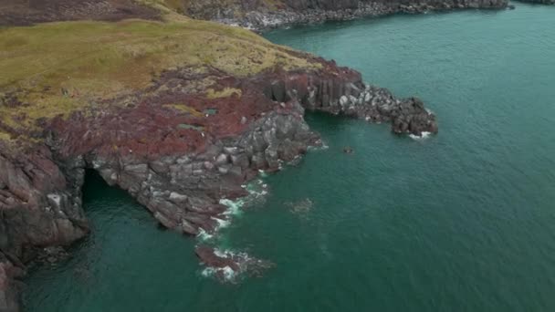 Piękny Kamienny Klif Zielony Ocean Wody Małych Fal Klip Widok — Wideo stockowe