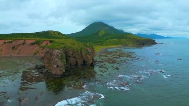 Κάτοψη Βραχώδους Ακτής Άλγη Στην Ακτή Κλιπ Τοπίο Βράχων Στην — Αρχείο Βίντεο
