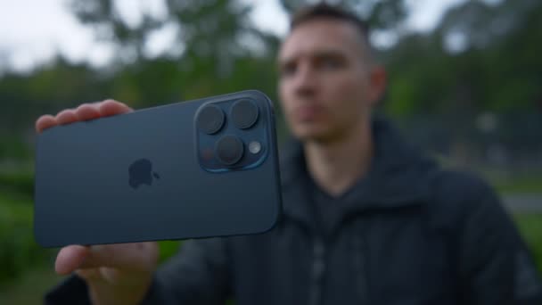 2023年9月15日 人类在新Iphone上拍照 Apples Logo New Iphone Pro 新Iphone 15亲性质的射击 — 图库视频影像