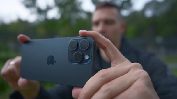 2023年9月15日 人类在新Iphone上拍照 Apples Logo New Iphone Pro 新Iphone 15亲性质的射击 — 图库视频影像
