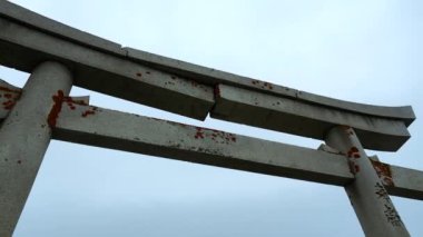Taş Japon Kemeri. Şarjör. Arka plandaki bulutlu gökyüzünde Çin usulü taş kemer. Arka plandaki taş kemerin yakın plan bulutlu gökyüzü. 