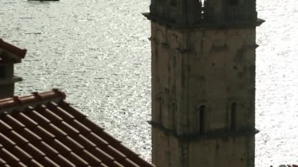 Antigua Torre Con Hermoso Río Verdes Montañas Detrás Creativo Concepto — Vídeo de stock
