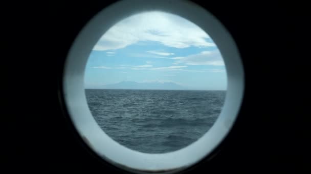 Pohled Okénka Moře Klip Krásná Přímořská Pláň Horským Pobřežím Obzoru — Stock video