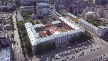 Gelişmiş altyapısı olan caddenin havadan görüntüsü. Şarjör. Binaları, yolları, ağaçları ve bir sürü arabası olan büyük şehir merkezi.