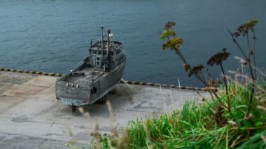Deniz kıyısında terk edilmiş eski bir gemi. Şarjör. Terk edilmiş ahşap gemi setin üzerinde duruyor. Deniz kıyısında terk edilmiş eski bir gemiyi kurtardık.. 