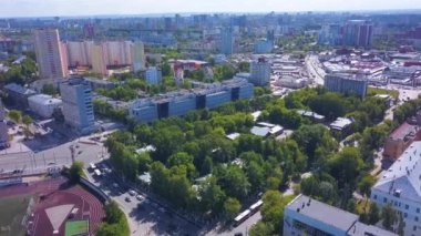 Güzel yeşil bir konutun havadan görünüşü. Şarjör. Yeşil parkla yaz şehrinin üzerinde uçuyor.