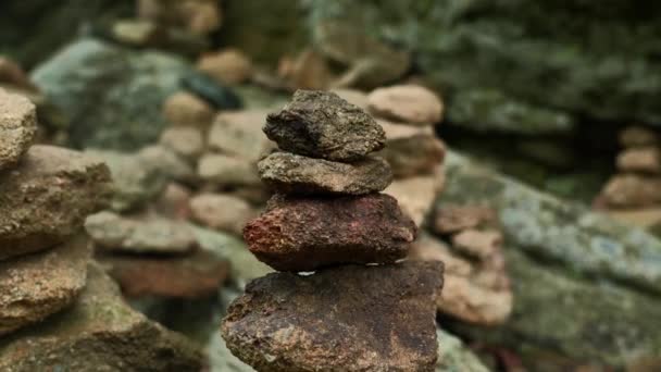Primer Plano Torres Apiladas Piedras Clip Las Piedras Montaña Estaban — Vídeos de Stock