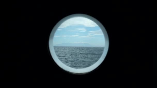Pohled Okénka Moře Klip Krásná Přímořská Pláň Horským Pobřežím Obzoru — Stock video