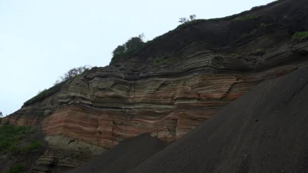 アースクォーリー ウォール クリップ 地球の岩の線が付いている自然の壁 曇りの雨の日に掘った後の地球の壁 — ストック動画