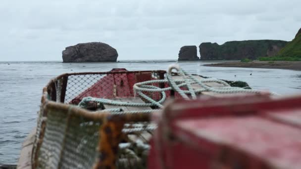 Verlassenes Fischerboot Vor Dem Hintergrund Der Felsigen Küste Clip Fischerboot — Stockvideo