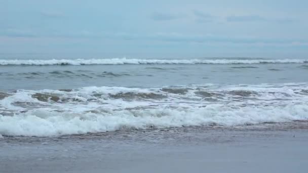 Havslandskap Vackra Vågor Molnig Dag Klipp Vackra Kustvågor Bakgrunden Horisonten — Stockvideo