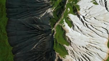  Resimli dağ zirvesinin en üst manzarası. Şarjör. Donmuş taş oluşumları ve yeşil çimenler