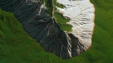  Resimli dağ zirvesinin en üst manzarası. Şarjör. Donmuş taş oluşumları ve yeşil çimenler