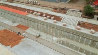 Şehir seti üzerindeki inşaat alanının havadan görüntüsü. Şarjör. Yaya yolunun geliştirilme süreci