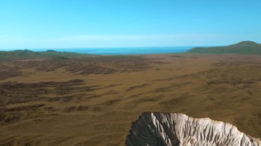 Sonbahar sarı vadisinin ve taştan yarığın havadan görünüşü. Şarjör. Çarpıcı yaz yamacının üzerinde uçuyor.