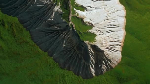 Resimli Dağ Zirvesinin Üst Manzarası Şarjör Donmuş Taş Oluşumları Yeşil — Stok video
