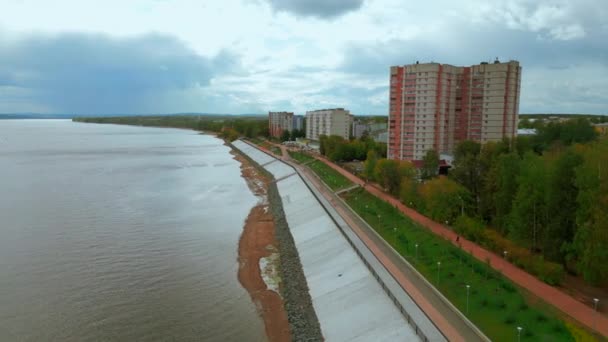 Şehir Nehir Setinin Hava Aracı Görüntüsü Şarjör Yürüyen Insanlarla Dolu — Stok video