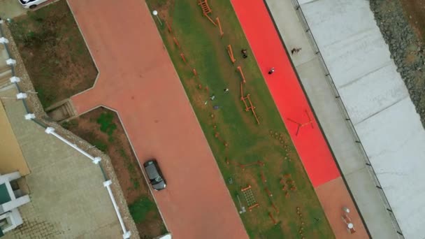 Şehir Nehir Setinin Hava Aracı Görüntüsü Şarjör Yürüyen Insanlarla Dolu — Stok video