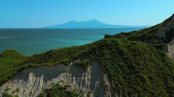 Kameny Neobydleného Ostrova Středozemním Moři Klip Zalesněné Zelené Kopce Modré — Stock video