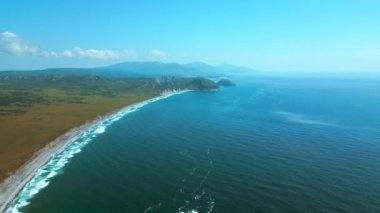 Kuzey Atlantik Okyanusu kıyılarının sinematik insansız hava aracı görüntüleri. Şarjör. Gök mavisi gökyüzü ile masmavi deniz ve çayırlar