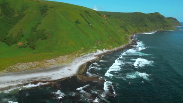 Vahşi Doğa Denize Uzanan Sarp Yeşil Yamaçlı Yeşil Dağlar Şarjör — Stok video
