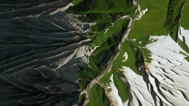 山頂のエアリアルトップビュー クリップ 緑の夏の草と白い石の斜面 — ストック動画