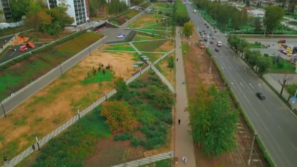 Şehirdeki Park Alanında Yürüyen Insanların Iyi Görüntüsü Şarjör Nsanlar Modern — Stok video