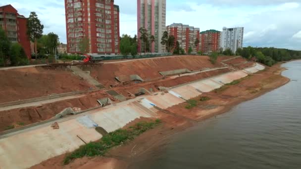 Vista Aérea Del Sitio Construcción Terraplén Ciudad Junto Río Clip — Vídeos de Stock