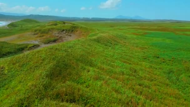 スコットランドのスカイ島の海の端にある夏の緑の牧草地と山の空中ビュー クリップ 夏の自然のコンセプト — ストック動画