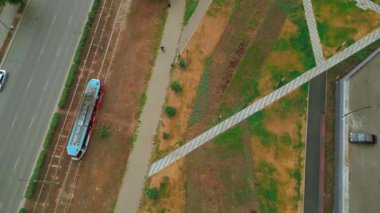 Parklı modern tramvayın en iyi manzarası. Şarjör. Yazın şehirde raylarda tramvay hareket ediyor. Şehirdeki park alanında tramvay turları. 