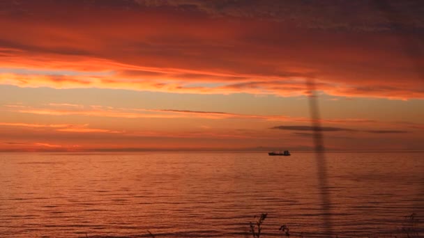 Kleines Boot Auf Dem See Bei Sonnenuntergang Clip Atemberaubend Leuchtend — Stockvideo