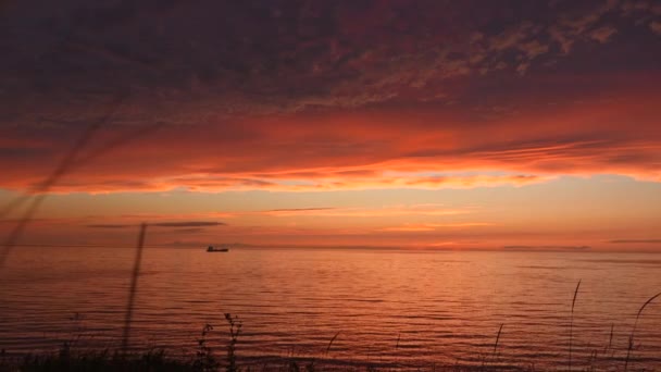 Pequeño Barco Lago Atardecer Clip Impresionante Puesta Sol Naranja Brillante — Vídeo de stock