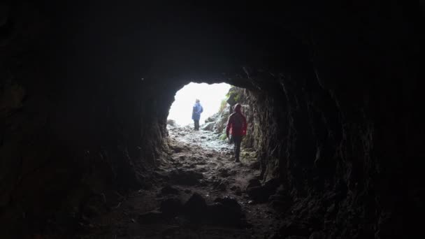 Вид Пещеры Туристов Клип Вид Сзади Человека Выходящего Пещеры Турист — стоковое видео