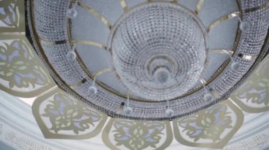 Güzel tavan ve camideki büyük avize. Sahne. Müslüman mekanının içi, inanılmaz İslami mimari.
