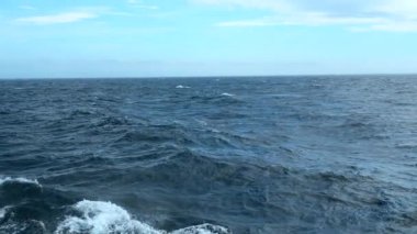Yüzen deniz gemisinden dalgalar. Şarjör. Denizde yüzen gemiden gelen güzel dalgalar. Geminin hareket eden dalgalarıyla güzel deniz ufku. 