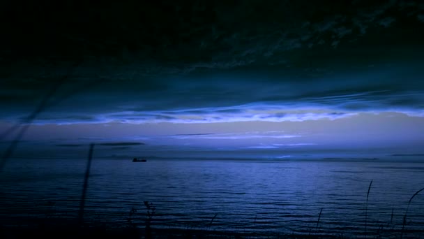 童话般令人叹为观止的夜景 波涛汹涌的河流与漂浮的小船 深蓝色的天空和月亮闪耀 厚重的云彩笼罩着水面 — 图库视频影像