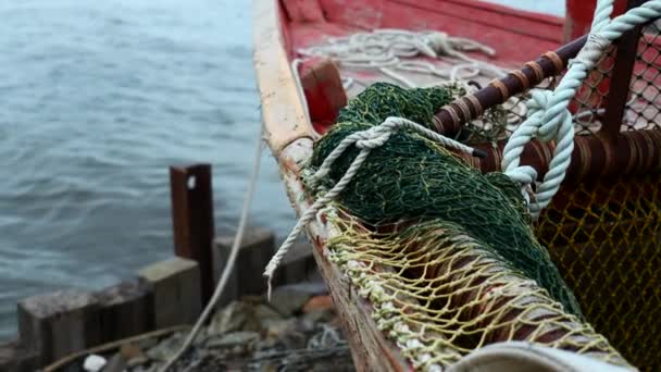 Großaufnahme Eines Fischerbootes Auf Einem Hölzernen Pier Clip Fischernetze Auf — Stockvideo