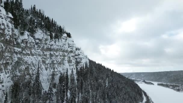 Cliff Montanha Inverno Coberto Por Neve Gelo Árvores Pele Clipe — Vídeo de Stock