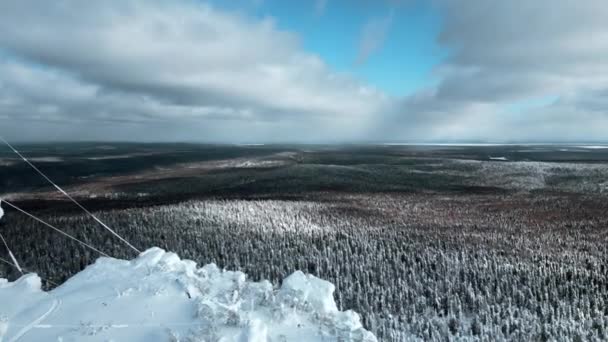 下午飞越西伯利亚茂密的冬季森林 山顶上有一座冰冻的天气塔 — 图库视频影像