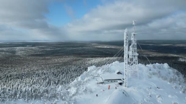 겨울에 꼭대기에 반복기 안테나 파노라마와 구름이 하늘의 — 비디오