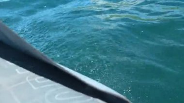 Yüzen deniz gemisinden dalgalar. Şarjör. Denizde yüzen gemiden gelen güzel dalgalar. Geminin hareket eden dalgalarıyla güzel deniz ufku. 