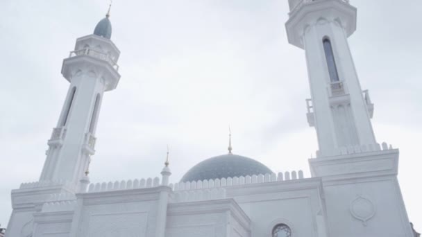 一座白色和灰色的历史清真寺 阴天背景上有尖塔的宗教建筑 — 图库视频影像