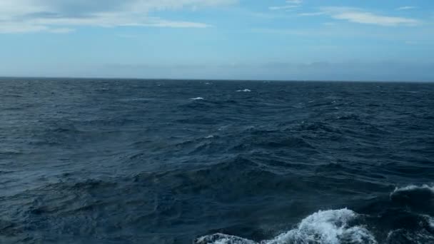蔚蓝大海的地平线 波涛汹涌 景色美丽 在蓝海中漂浮的船的浪花中发泡 在蓝海 背景地平线上的波浪 — 图库视频影像