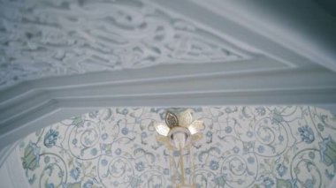 Duvarları oyulmuş ve tavanında mavi-beyaz çiçekler olan caminin iç tasarımı. Sahne. Din ve mimari kavramı