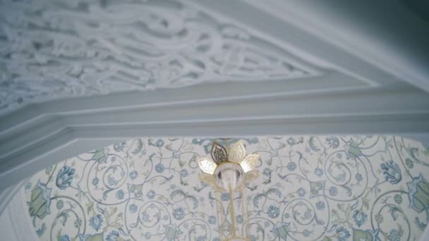 Diseño Interior Mezquita Con Paredes Talladas Flores Azules Blancas Techo — Vídeo de stock