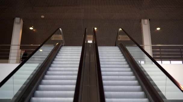 Пустой Движущейся Лестницей Бегающей Вверх Вниз Сми Современная Крытая Лестница — стоковое видео