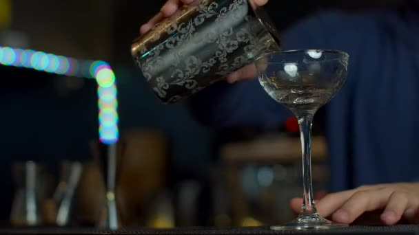Profesjonalny Barman Przygotowujący Koktajl Alkoholowy Media Robiąc Napój Barze Lub — Wideo stockowe