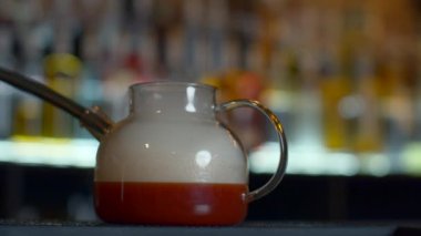 Bir barda ya da restoranda kırmızı meyve çayı yapmaya yakın durun. Medya. Barmen tüpten çaydanlığa duman ekliyor.