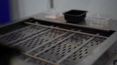 Fabrikadaki otomatik taşıma bandını kapatın. Medya. Boş taşıma bandı ve küçük plastik kutular