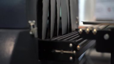 Bagaj kontrolü için boş introskop kemerini kapat. Medya. Havaalanı güvenlik kontrol noktası analizi kavramı